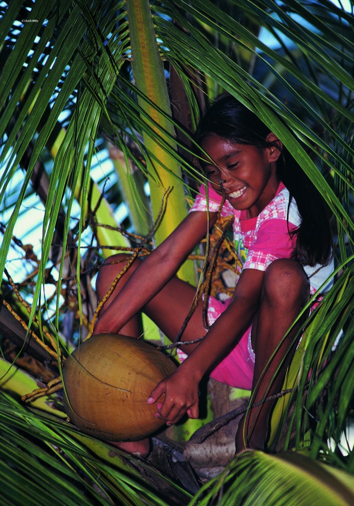 Polynesisches Mädchen in Palmenkrone