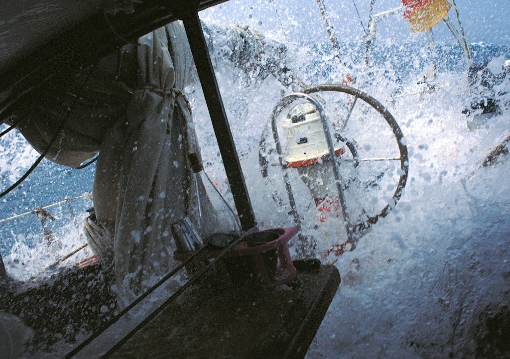 Beigedreht im Sturm, ein Brecher füllt das Cockpit