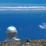 La Palma über den Wolken auf 2.500 Meter Höhe. Im Vordergrund ein Teleskop, im Hintergrund Teneriffa.