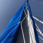 Schutz der Segel gegen die Sonne: Renate und Luca sind mit ihrem Werk zufrieden