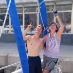 Schutz der Segel gegen die Sonne: Renate und Luca sind mit ihrem Werk zufrieden