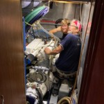 Gundolf und Luca reparieren die Impellerpumpe an der Hauptmaschine