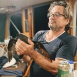 Nachts verirrt sich ein Sturmtaucher an Bord, Gundolf fängt ihn ein (Selvagem Grande 2020)